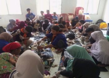 Aksi Tuntaskan Sampah: Sosialisasi Pengolahan Sampah dan Pembuatan Ecobrick di Desa Kuta Raharja Karawang Bersama Sobat Bumi Karawang