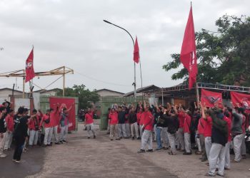 Tuntut Sepakati PKB, Federasi Serikat Buruh Kerakyatan (Serbuk) Indonesia PT. Siam-Indo Concrete Products (SICP) Indonesia Gelar Aksi Mogok Kerja