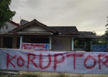 Sepanduk “Pengkhianat Demokrasi” di Karawang: Dugaan Korupsi Panwascam Mencuat